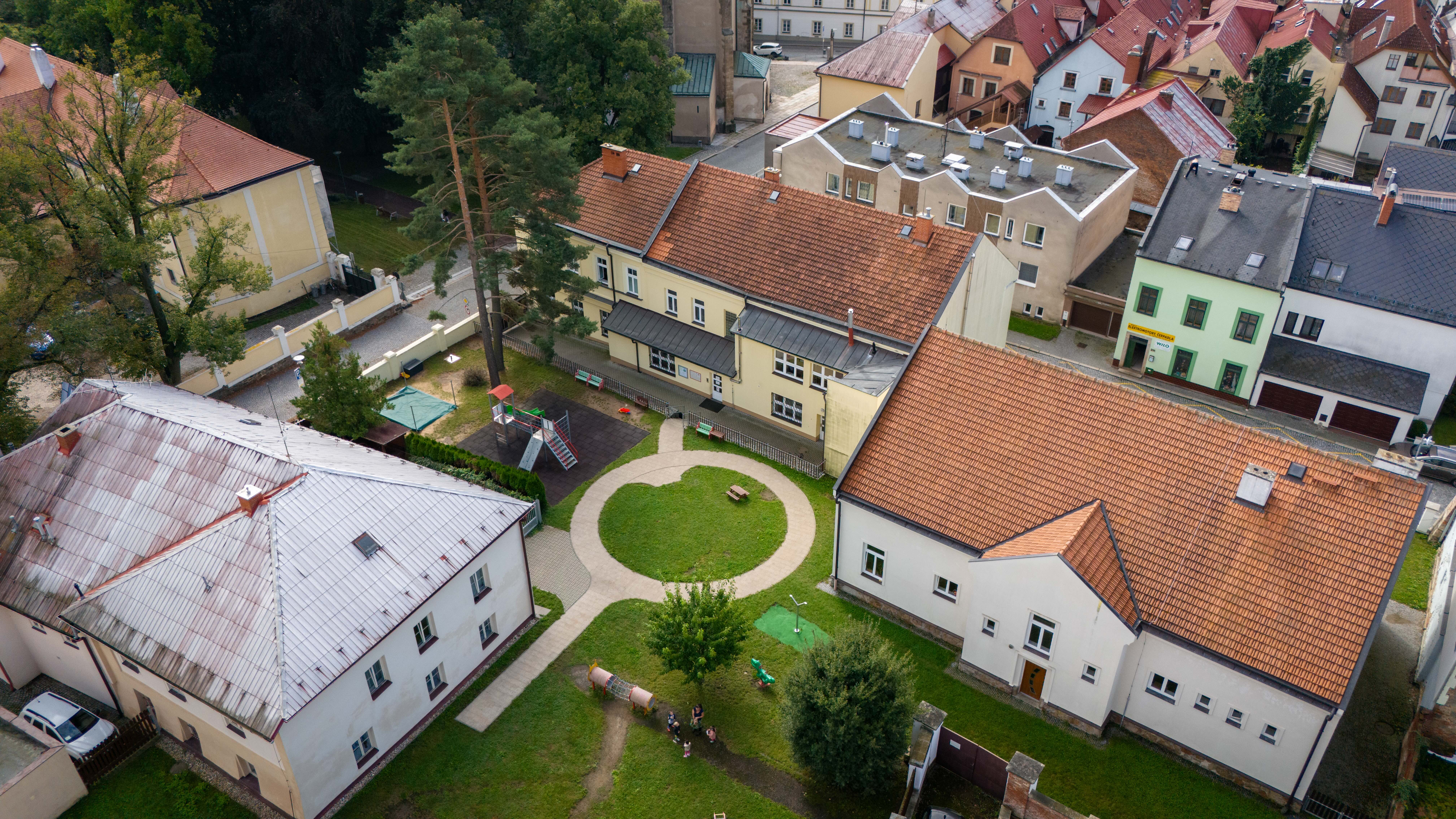 Pohled na hlavní budovu z výšky